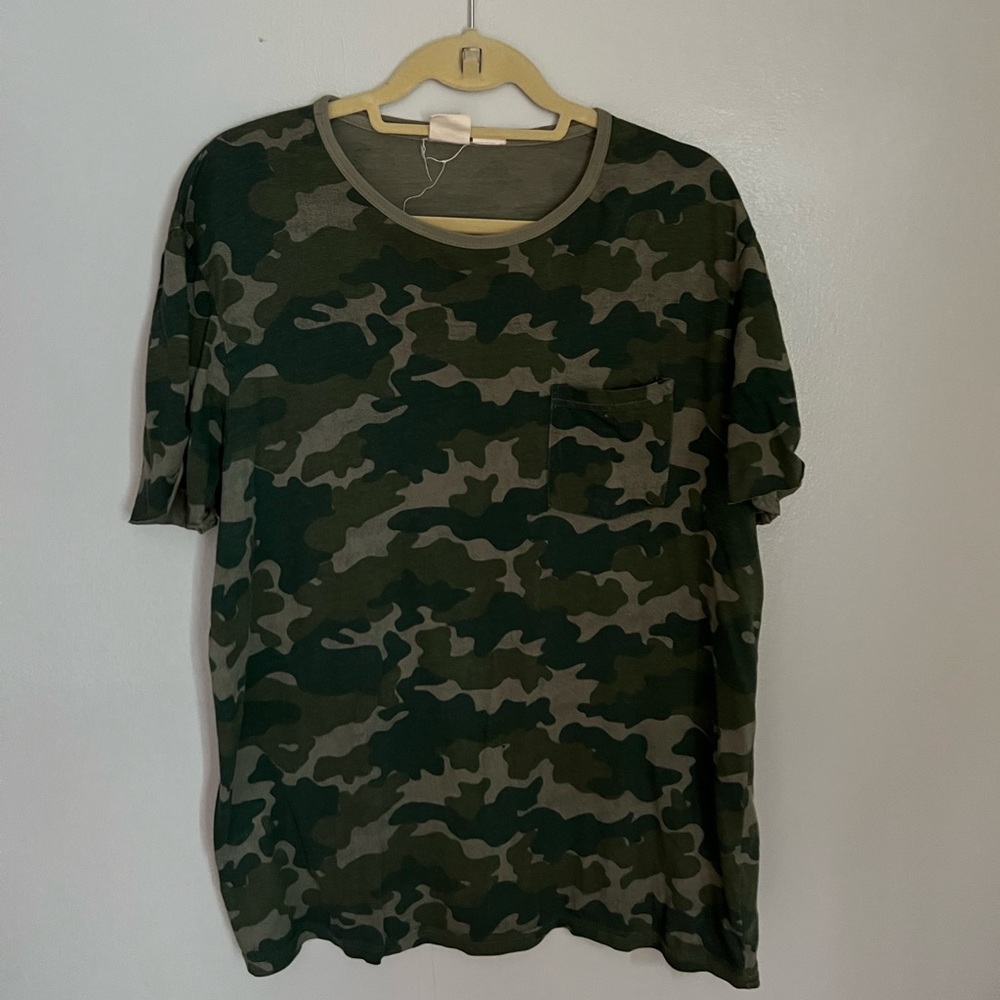 UO Feathers Camouflage Tee